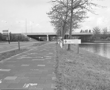 884402 Gezicht over het fietspad langs de Winthontlaan te Utrecht, met rechts het Merwedekanaal en op de achtergrond ...